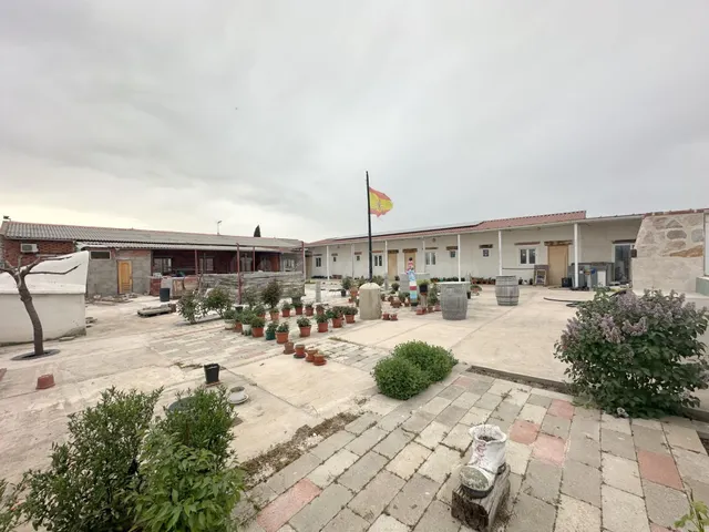Inversión única, amplia parcela con edificación y estudios e