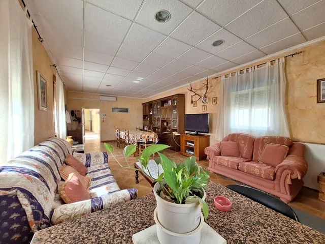 Chalet o casa de campo con piscina · 4.000 m2  · 4 dormitorios · 90 m2 para otra vivienda — 18