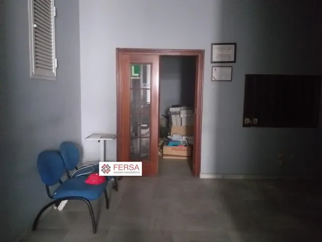 SE VENDEN TRES LOCALES COMERCIALES EN PLENO CENTRO. — 39