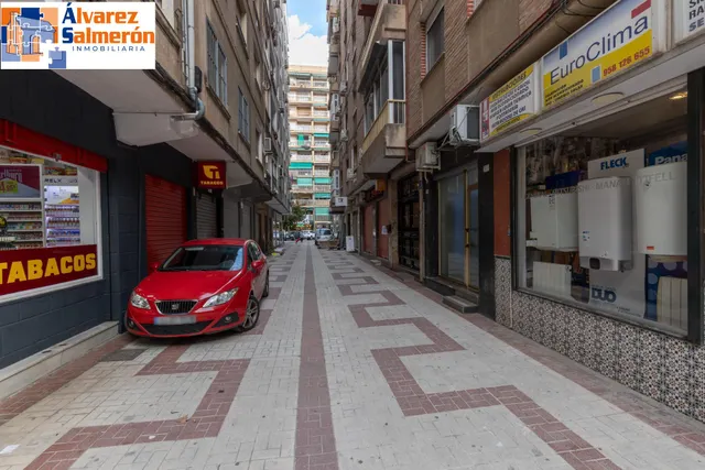 Piso de 3 dormitorios en calle milán, zaidín | muy luminoso y con gran potencial — 30