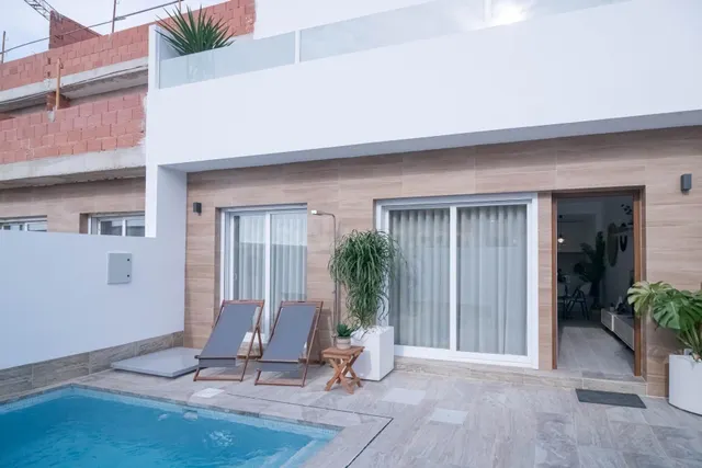 Casa adosada de obra nueva de 3 dormitorios con piscina priv