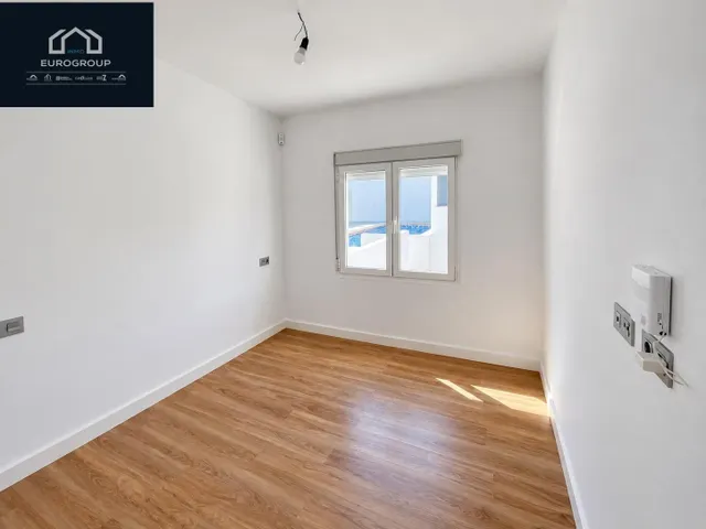 Impresionante chalet en perfecto estado, con 5 dormitorios y 3 baños, piscina privada y garaje con una parcela de 800m en el albir — 27
