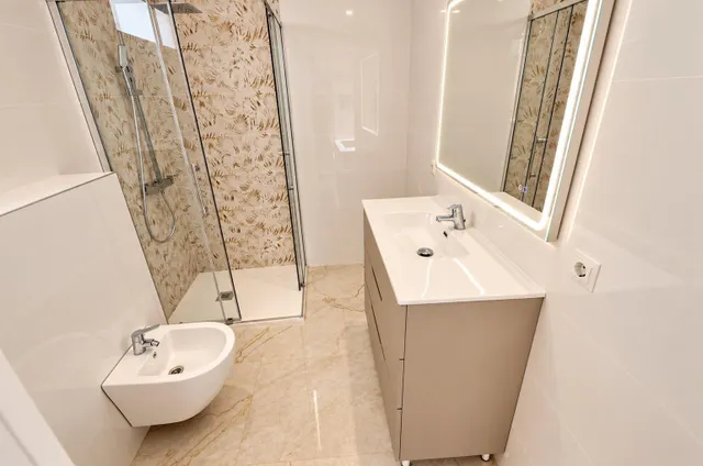 Se vende atico 5 habitaciones  totalmente reformado con vistas al mar  en pleno centro d Benidorm — 33