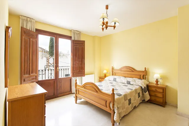 Albayzin bajo zona. piso 3 dormitorios. 2 baños. salón. cocina. calefacción. luminoso. — 5