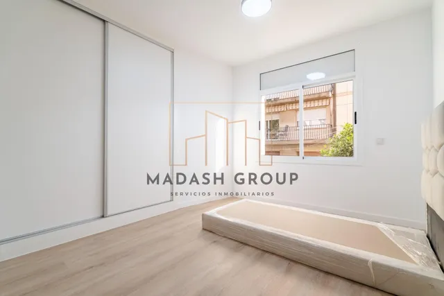 Exclusiva vivienda de 4 dormitorios, totalmente reformada, a 550m del puerto y la playa de Cambrils. — 24