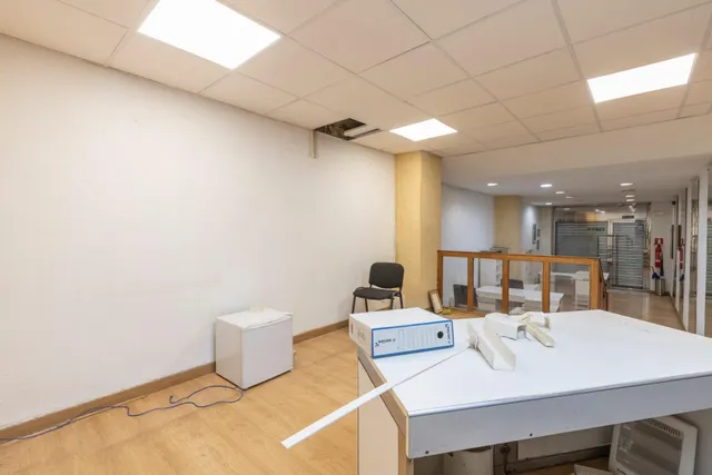 LOCAL COMERCIAL EN CALLE ÁNGEL GANIVET – UBICACIÓN PRIVILEGIADA — 20