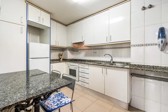 Piso 77m2., 3 Dormitorios, 2 Baños. Exterior con Patio y Ascensor. — 6