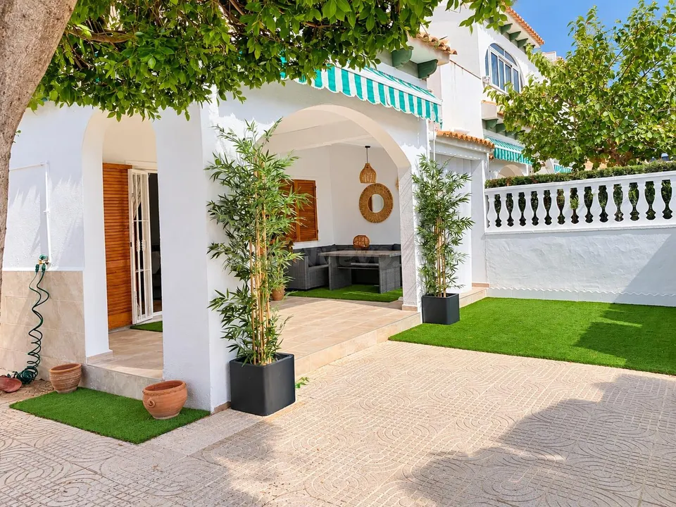 Tu rincón de sol en la mata: bungalow recién reformado con amplio jardín orientado al sur y a solo 450 metros de la playa