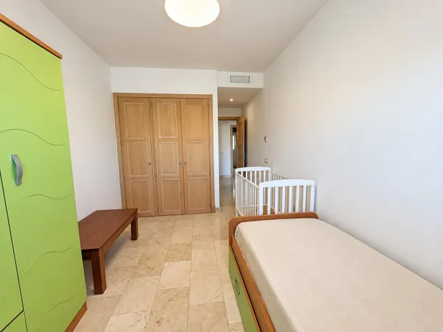 Se vende piso de tres dormitorios, terraza, piscinas, padel, garaje y trastero en Los Barrios, los tinajones. — 21