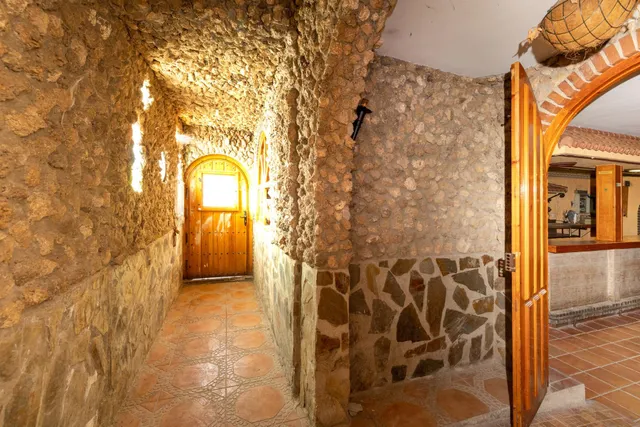 Terreno urbanizable, actualmente hay un restaurante. — 22