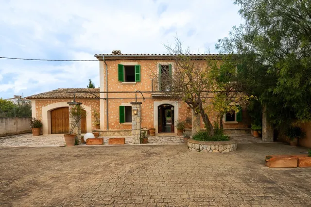Finca mallorquina con carácter, jardín mediterráneo y vistas a la Serra de Tramuntana · Biniali — 49