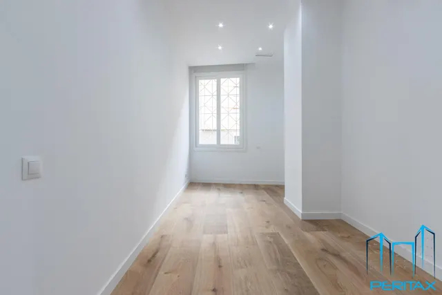 Eix Macià: planta baja a estrenar con entrada privada y techos de 4m. — 40