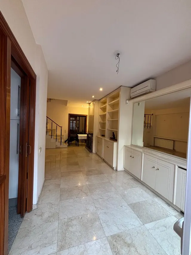 Espectacular Casa Unifamiliar con 2 Terrazas y Patio en el corazón de Hospitalet Centro — 15