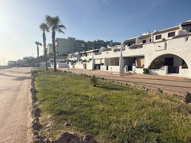 Fantástica casa en primera línea de playa en la Urbanización