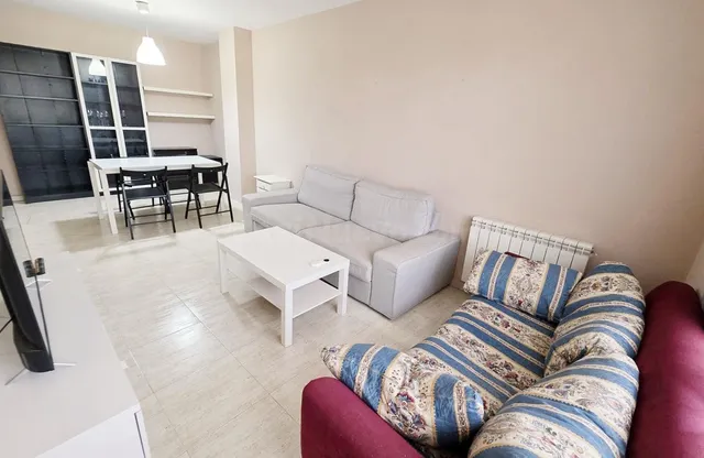 ¡CHICAS ESTUDIANTES! PISO DE TRES habitaciones EN ALQUILER, CON PLAZA DE GARAJE EN VILLANUEVA DE LA CAÑADA — 2