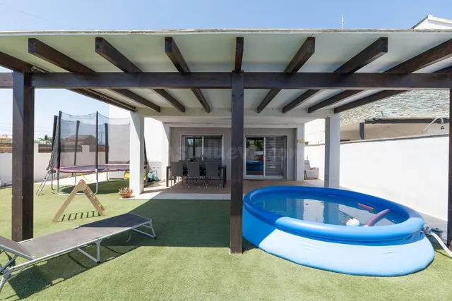 Casa unifamiliar moderna con gran espacio exterior en Sant J