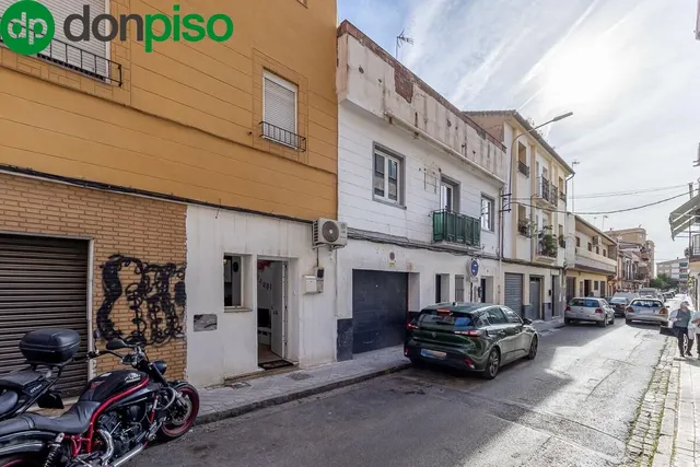 Local adaptado a vivienda en el Zaidin. — 15