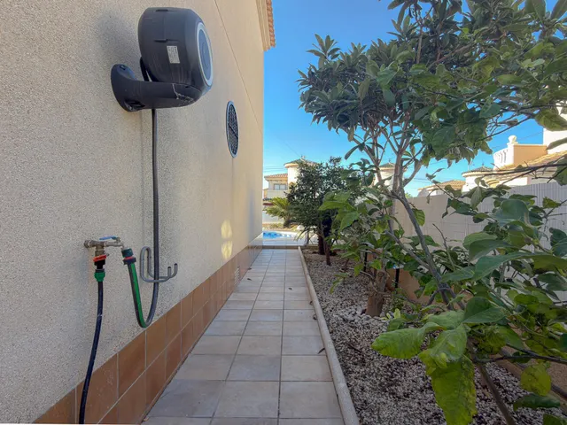 Orihuela Costa! Impresionante Villa Mediterránea con generosa parcela y amplias terrazas + Solarium privado con increíbles vistas panorámicas — 13