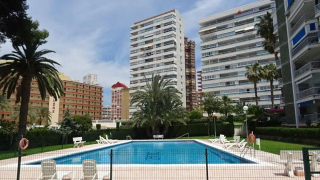 Amplio piso con 3 dormitorios en zona Rincon de Loix. — 2