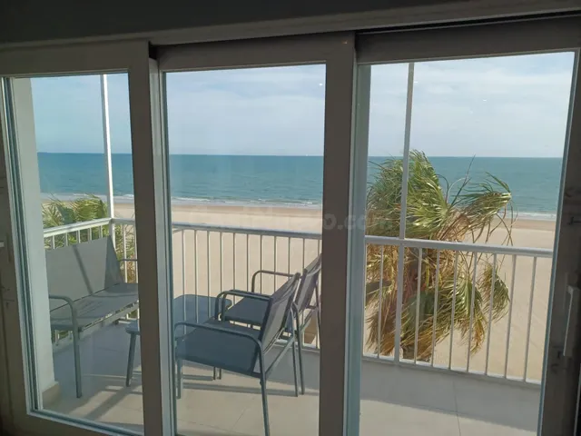 GRAN APARTAMENTO EN PRIMERA LINEA DE PLAYA EN ALQUILER ESCOL