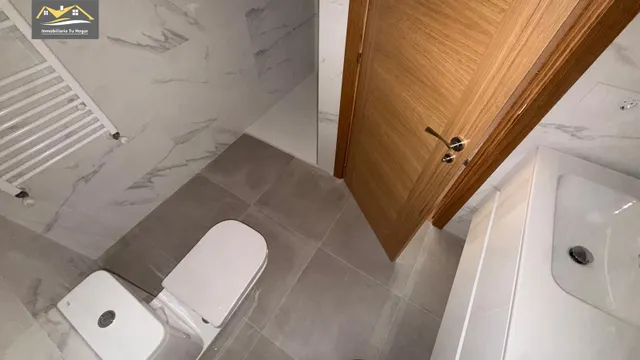 Chalé adosado, con terraza 30m , jardín 70m , garaje para 2 coches. 5 habitaciones. 3 baños. Cocina salón comedor de 35 m2. Magnificas vistas. Muy soleados — 46