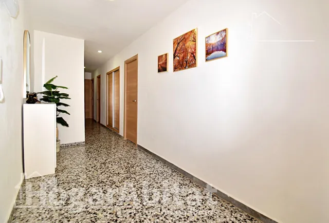 Amplitud y luz mediterránea en este piso totalmente reformado con terraza en Oliva — 35