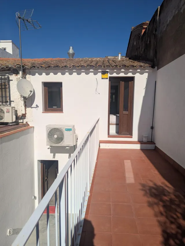 Casa en barri antic – totalmente rehabilitada – 3 lavabos completos — 9