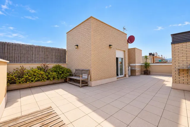 Dúplex reformado con terraza, parking y piscina comunitaria — 8