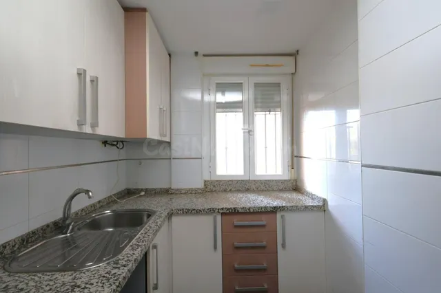 Piso bajo en pleno centro de Cúllar Vega con garaje incluido - foto 3