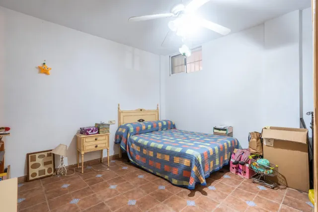 Almeria - cruz de caravaca: amplio triplex - 6 habitaciones + 3 baños + 1 aseo + garaje amplio + 2 salones + 2 cocinas + solarium — 18