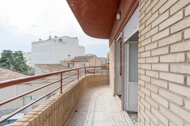 Amplio y céntrico piso de 4 habitaciones, 2 baños completos  - foto 3