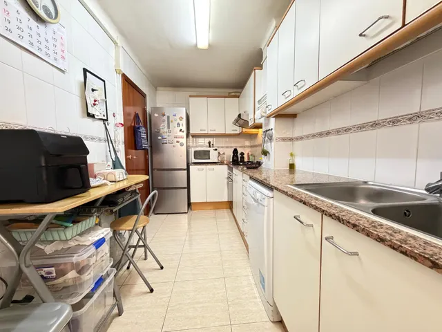 Excelente piso de 4 habitaciones con terraza, plaza de garaje y trastero en Roc Blanc (Terrassa) — 7