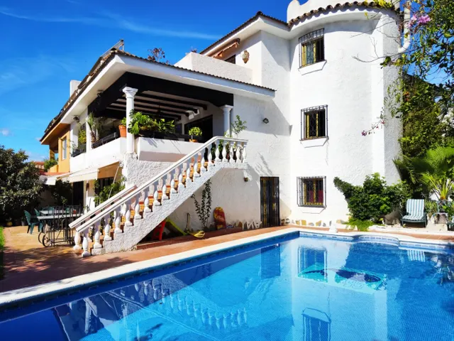 VENTA DE VILLA PAREADA EN EL CENTRO DE MARBELLA. 8 DORMITORIOS, JARDÍN CON PISCINA Y PARKING. — 4