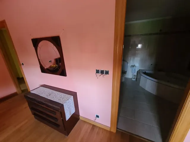 SE VENDE AMPLÍSIMO APARTAMENTO EN VALENCIA DE DON JUAN, COCINA, SALÓN, 2 HAB., 2 BAÑOS, ASCENSOR, TRASTERO Y P. GARAJE. NECESITA REFORMA. — 9