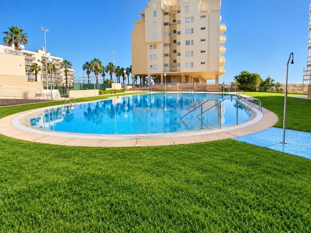 Primera línea en El Perellonet: 127 m2, terraza y tres pisci