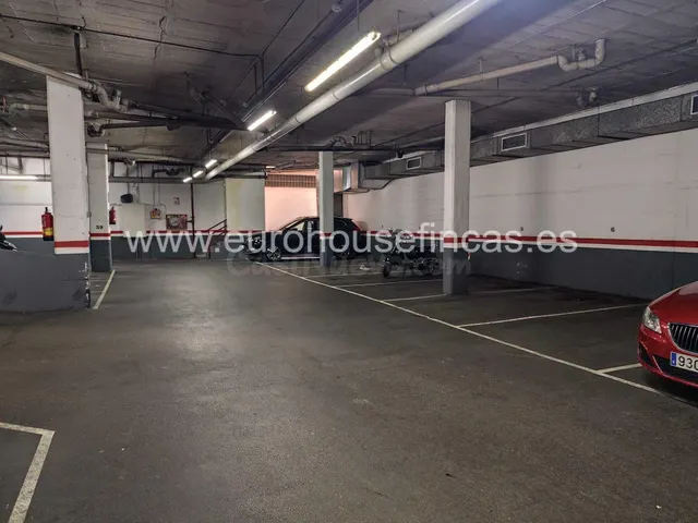 Plaza para furgoneta en la Calle Gavá en la Bordeta!! — 3