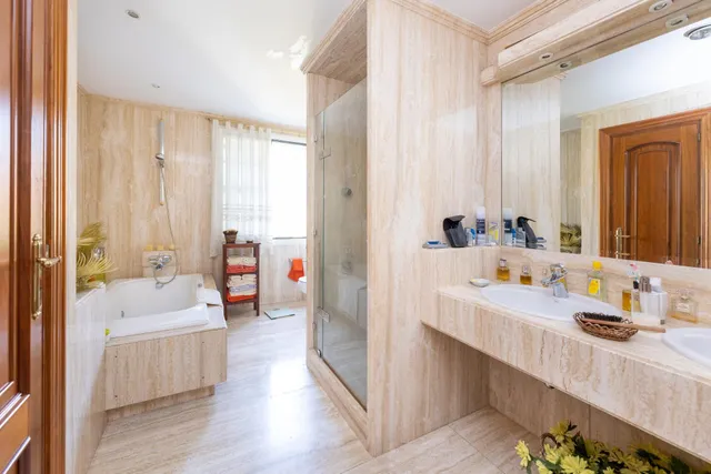 CHALET ADOSADO EN ZONA LA CALETA — 29