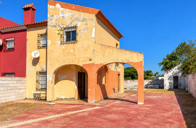 Chalet pareado urbano con piscina privada para reformar, Chiclana de la Frontera — 2