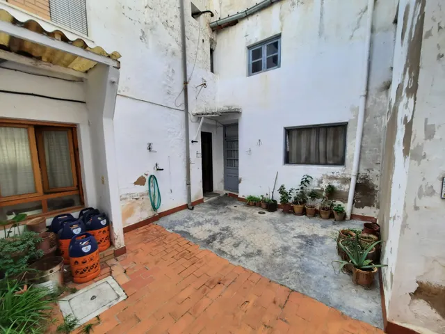 CASA CON PLANTA BAJA, PRIMERA ALTURA Y CAMARAS — 8