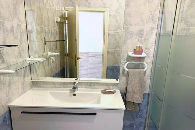 Bungalow reformado con 2 dormitorios, 1 baño y una amplia terraza frontal. Zona tranquila cerca de colegios y con buenas conexiones de transporte público. — 11