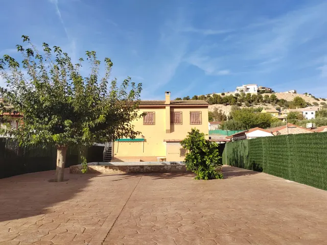 SE VENDE CHALET EN ZONA ANTIGUA CARRETERA DE GRANADA — 18