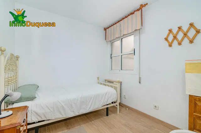 Piso de 4 dorm. con ascensor y Plaza de aparcamiento. Avda. de Madrid. — 7