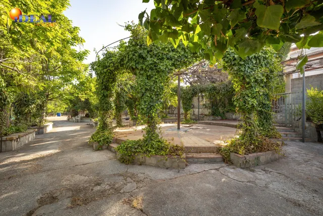 Terreno urbanizable, actualmente hay un restaurante. — 37