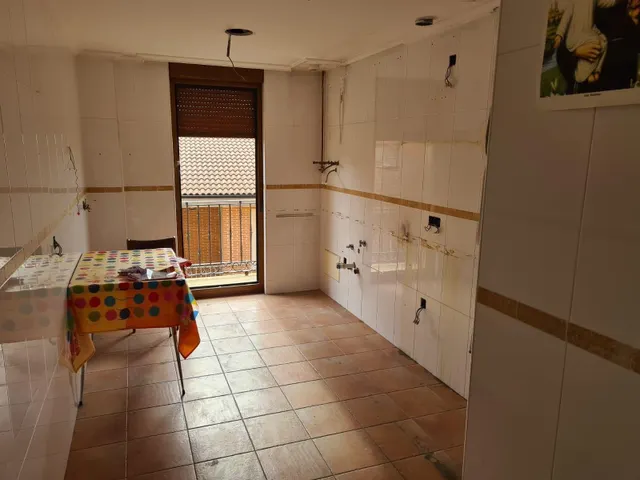 SE VENDE AMPLÍSIMO APARTAMENTO EN VALENCIA DE DON JUAN, COCINA, SALÓN, 2 HAB., 2 BAÑOS, ASCENSOR, TRASTERO Y P. GARAJE. NECESITA REFORMA. — 14