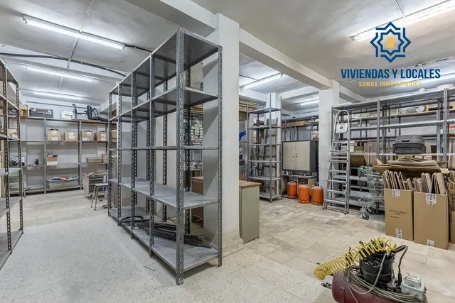 Estos dos grandes locales en pleno centro de Granada ofrecen una oportunidad única para tu negocio. — 12