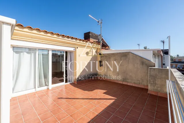 Casa adosada en venta en Passatge de Montbrió del Camp, Reus. — 50