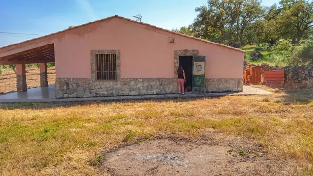 Parcela de 1 hectarea con chalet nuevo de 150 m2 en Arroyomo - foto 2
