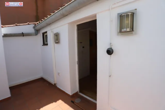 Ático de un dormitorio con aire acondicionado calefacción por  gas, baño y aseo, terraza exterior y plaza de garaje. — 17