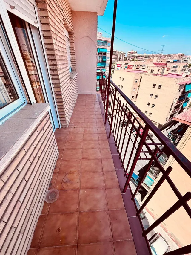 AMPLIA VIVIENDA DE 4 DORMITORIOS Y ASCENSOR EN CAROILINAS AL - foto 5