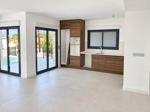 Chalet independiente de 4 dormitirios con piscina y garaje — 6